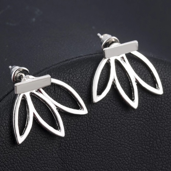 Minimalist Boho Indie Leaf/Flower Stud Earrings - Picture 2 of 11